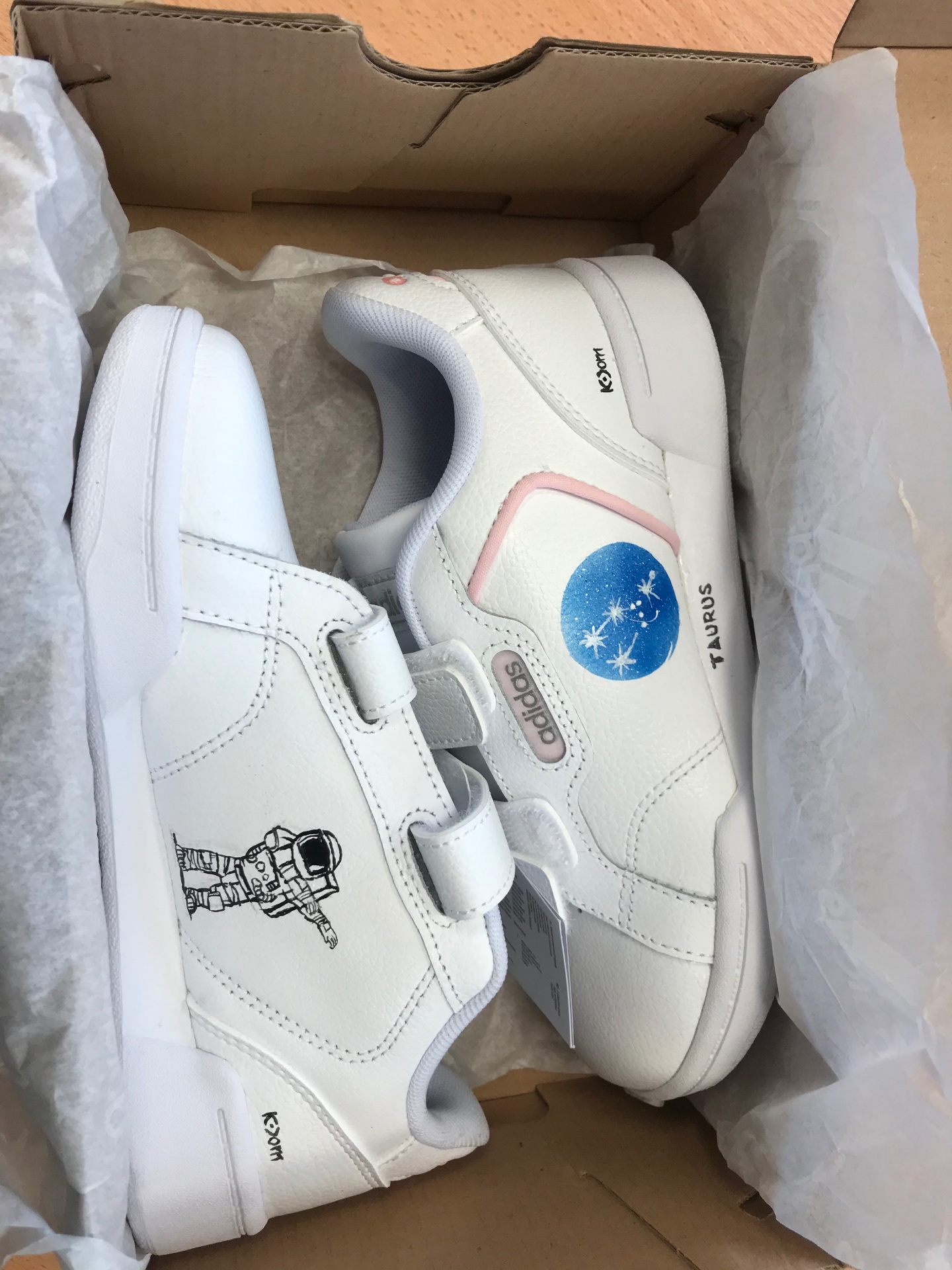 Sneakers — Cosmonaute & Taurus — Personnalisation de sneakers à la demande — peinture acrylique sur cuir