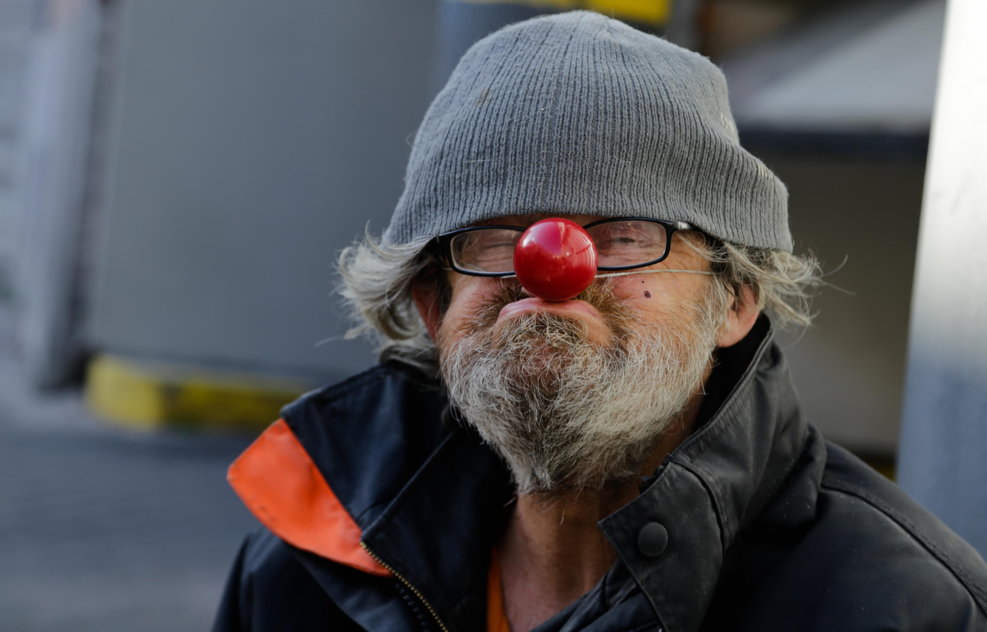 SDF au nez rouge — Photographie de rue, Paris — 2015