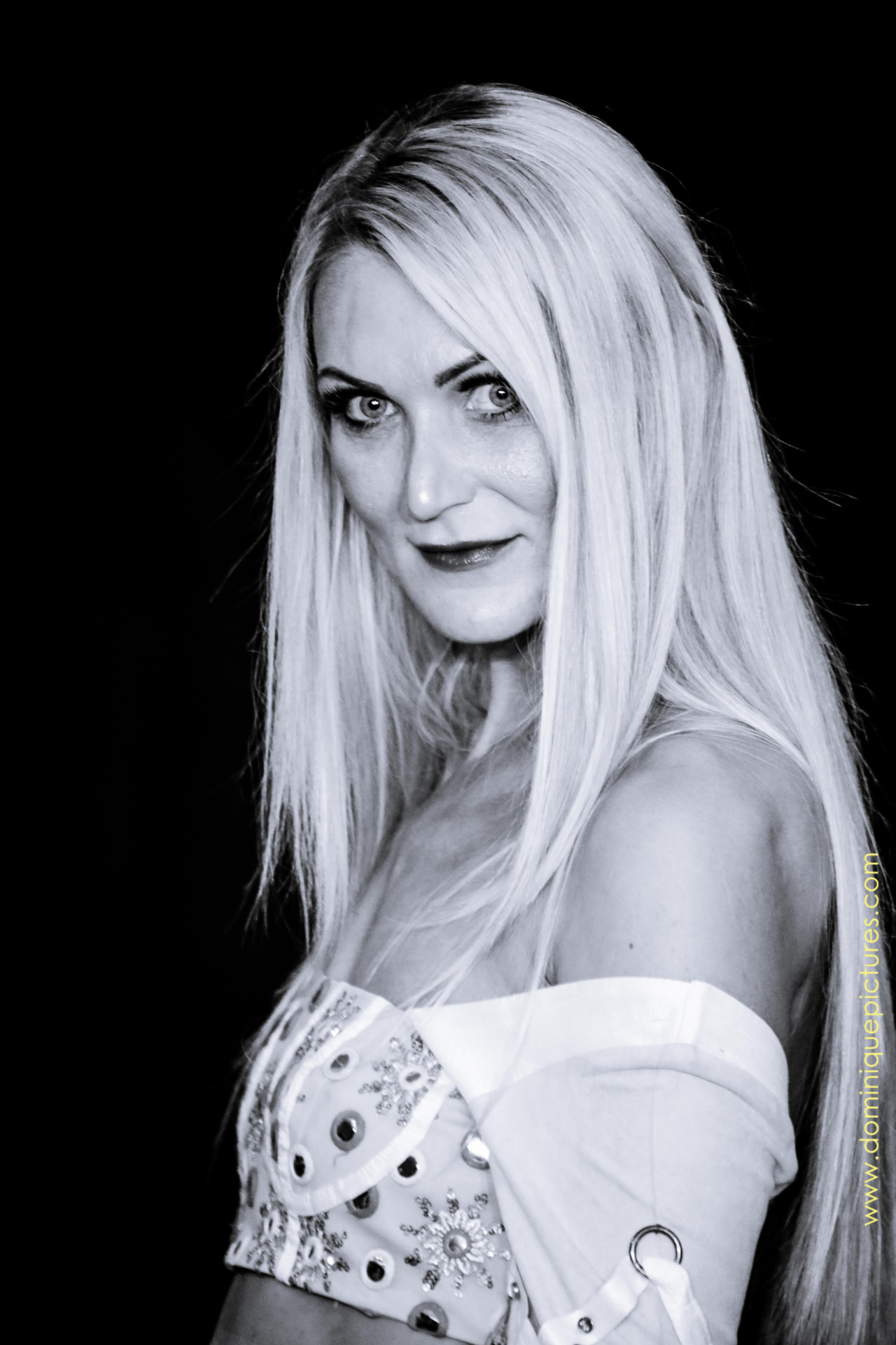 Blonde — Portrait studio noir et blanc — 2016