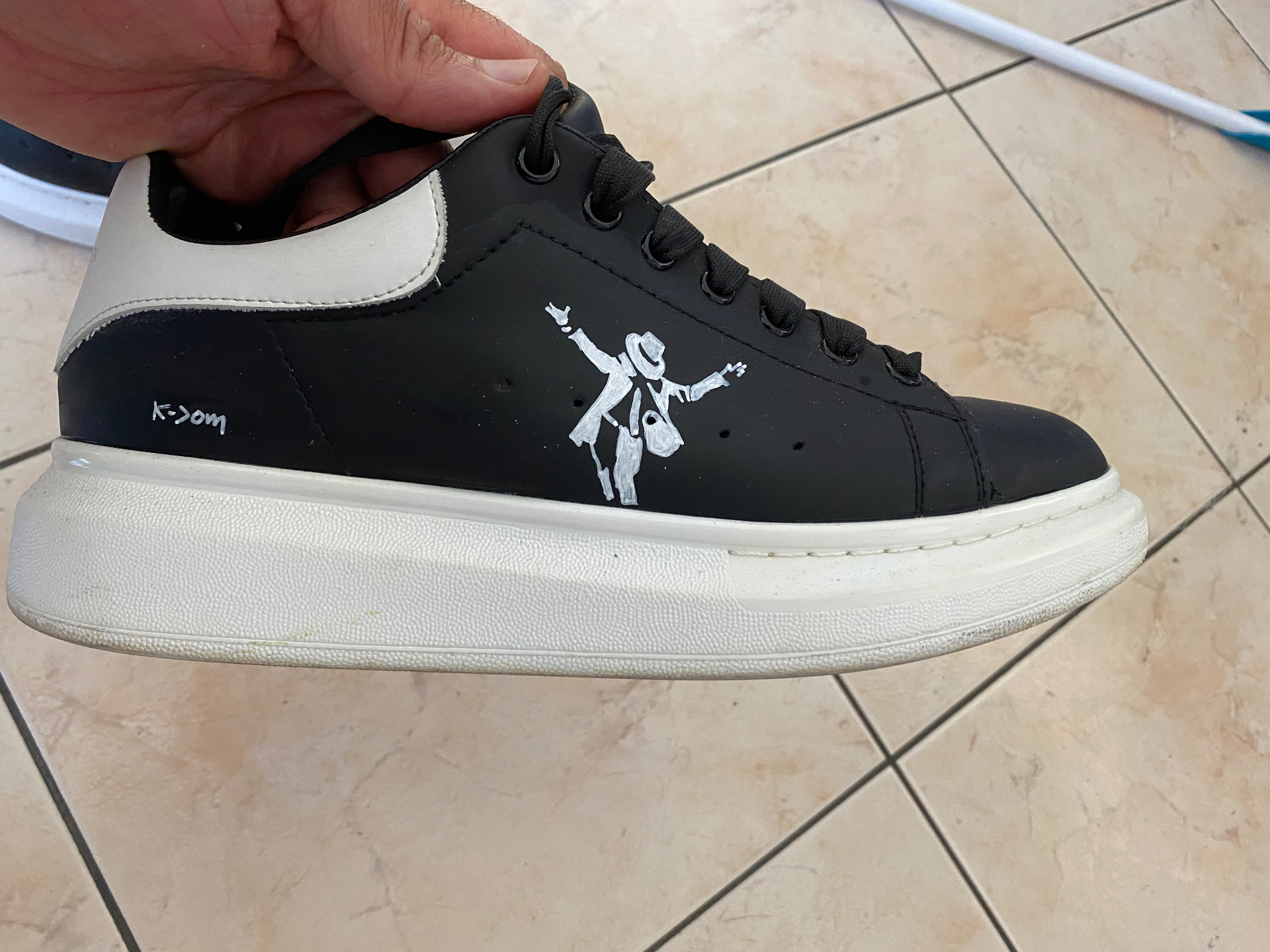 Sneakers — Silhouette Moonwalk — Personnalisation de sneakers à la demande — peinture acrylique sur cuir