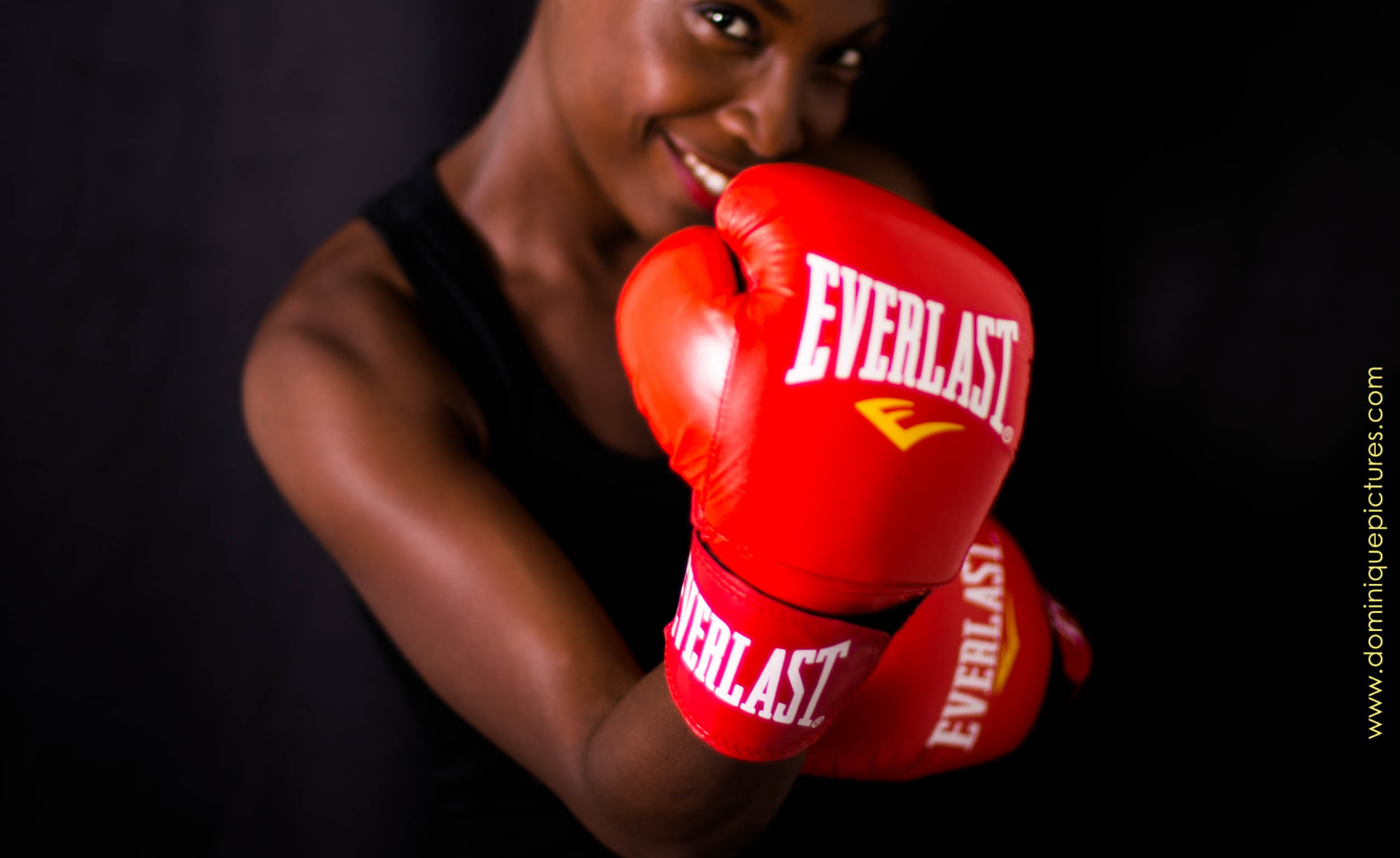 Marie Flore — Portrait studio, gants de boxe — juillet 2015