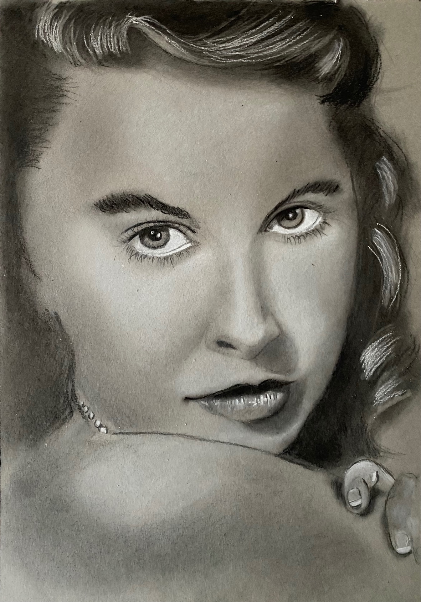 Portrait rétro — Fusain et craie sur papier teinté
