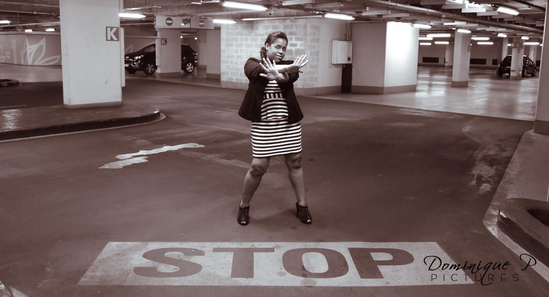 Stop — Portrait en parking, sépia — 2015