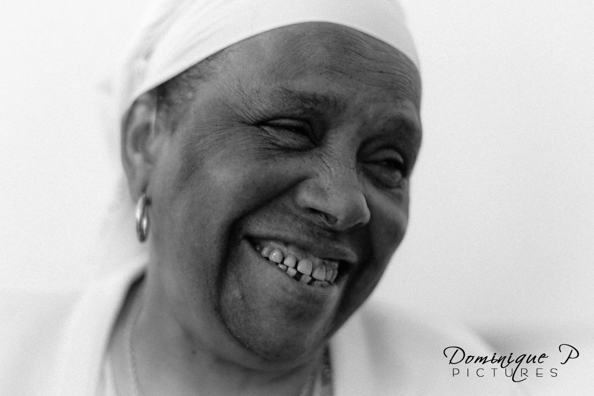 Sourire au foulard blanc — Portrait noir et blanc, mai 2015