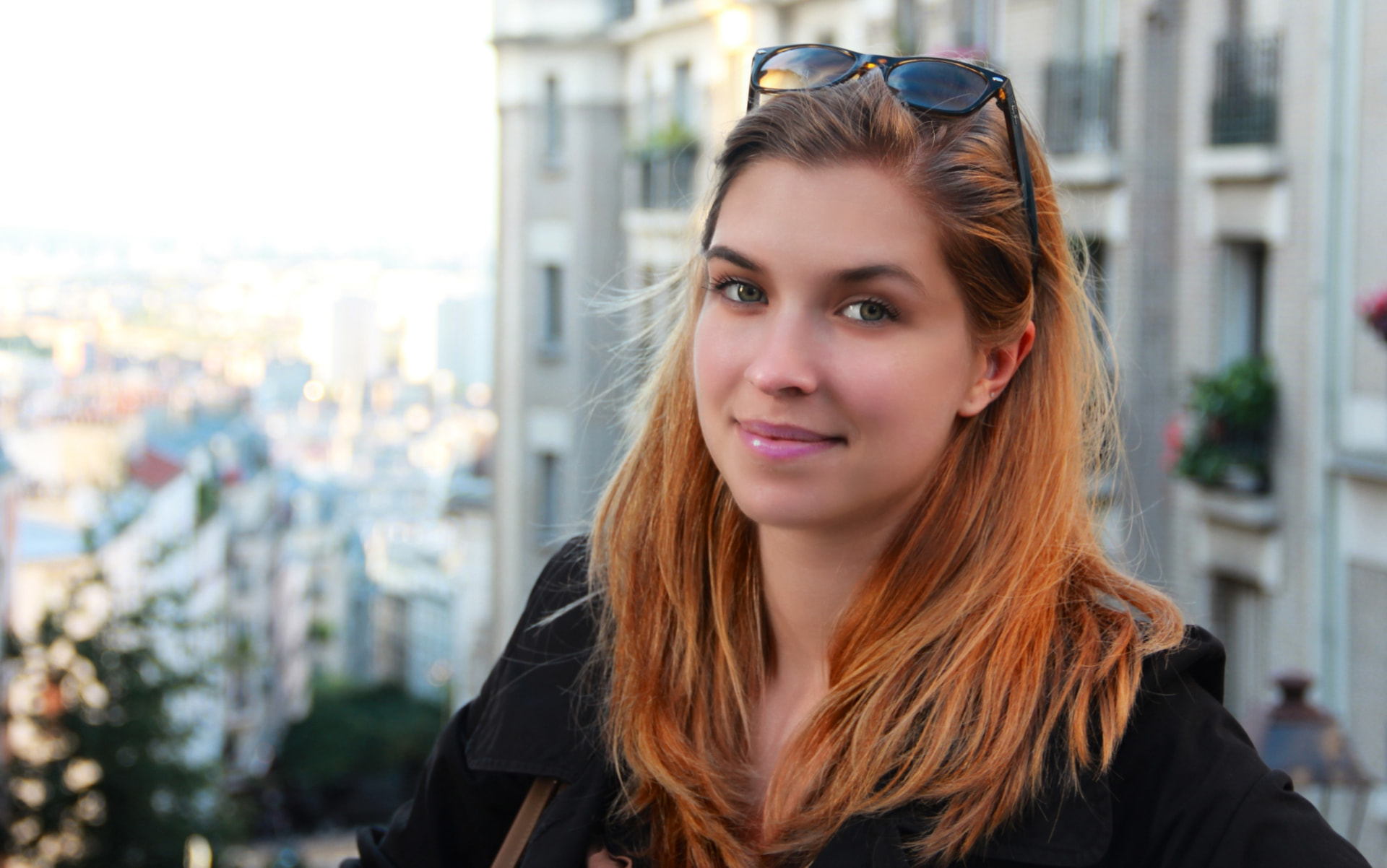 Sourire de Montmartre — Portrait en lumière naturelle — Paris Juin 2012