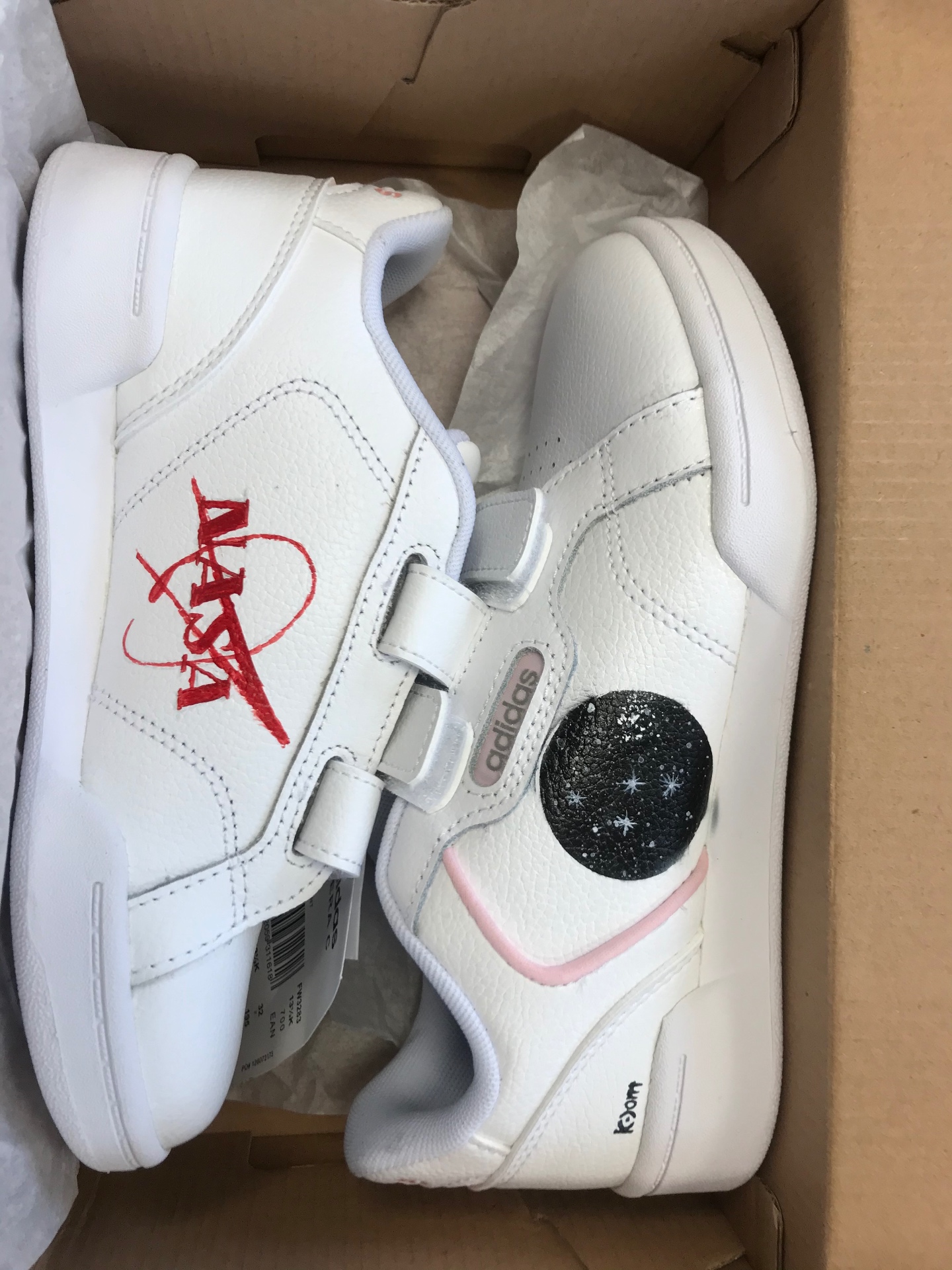 Sneakers — NASA & pleine lune — Personnalisation de sneakers à la demande — peinture acrylique sur cuir