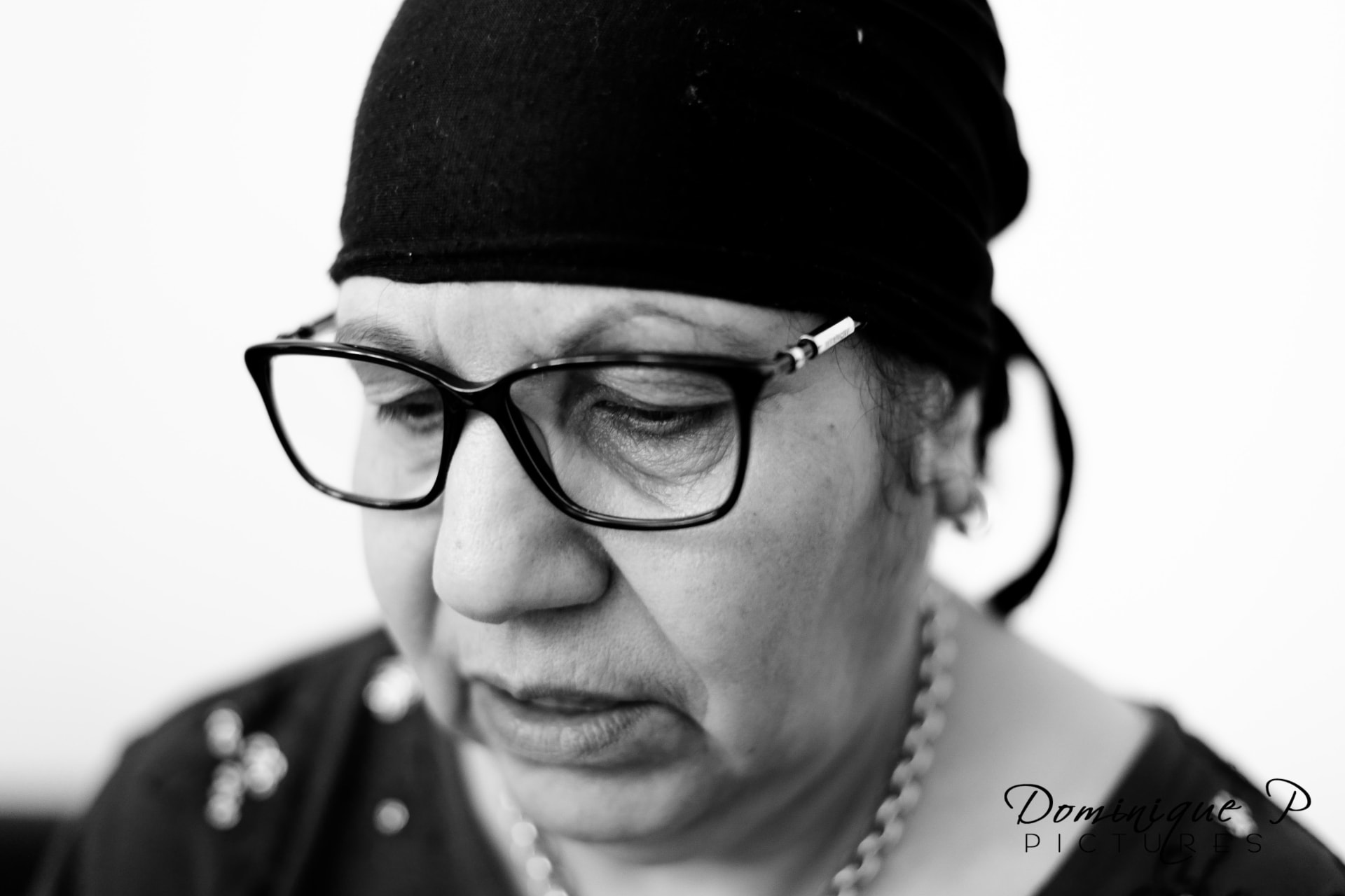 Lunettes et perles — Portrait noir et blanc, mai 2015