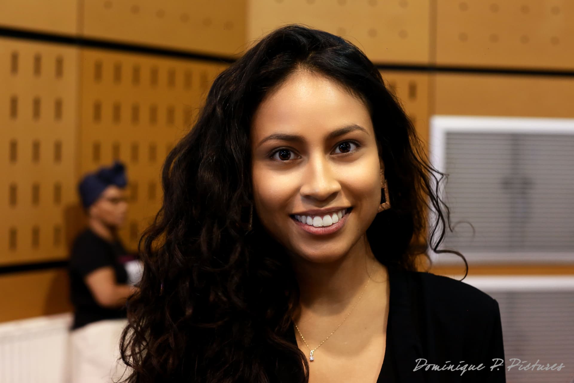 Sourire avant la scène — Photographie, portrait en coulisses, Miss & Mister Malagasy 2020, Savigny-le-Temple — novembre 2019