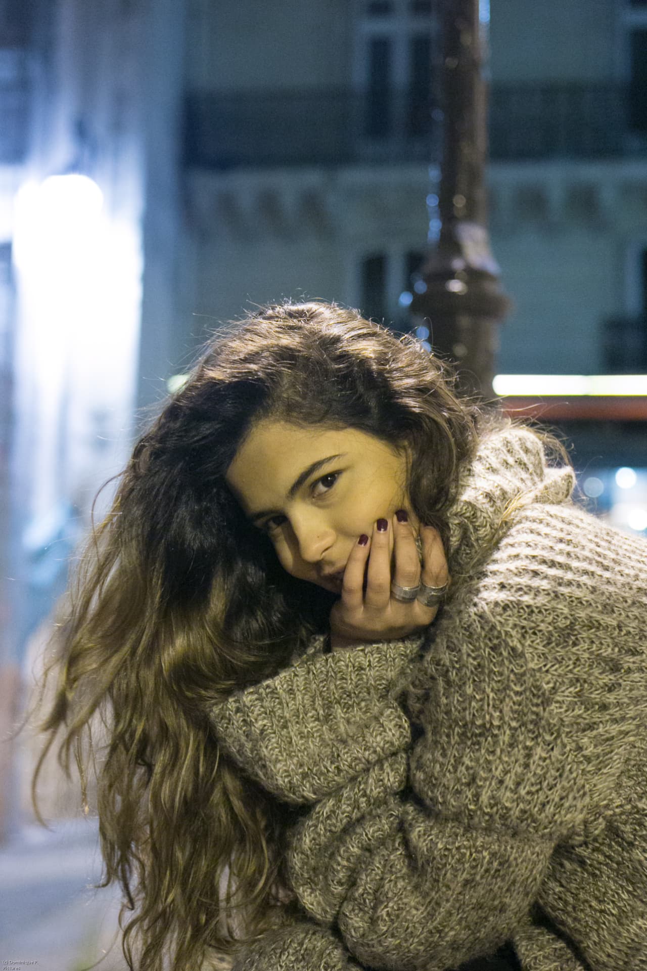 Douceur nocturne — Portrait — pull de laine, rue de Paris la nuit, avril 2015