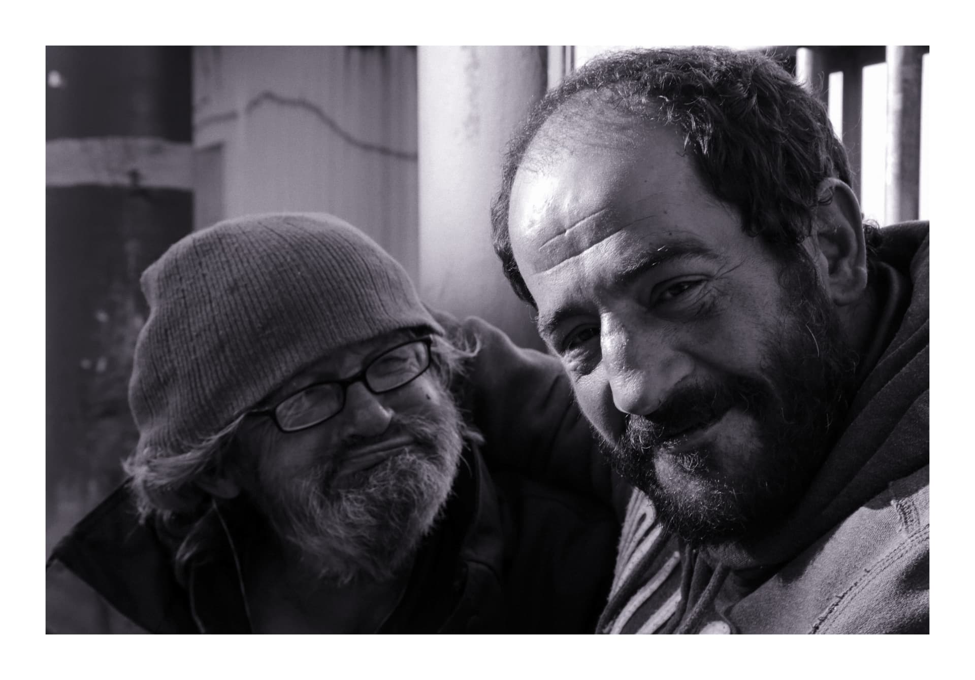 Complicité entre SDF — Photographie de rue en noir et blanc, Paris — 2015